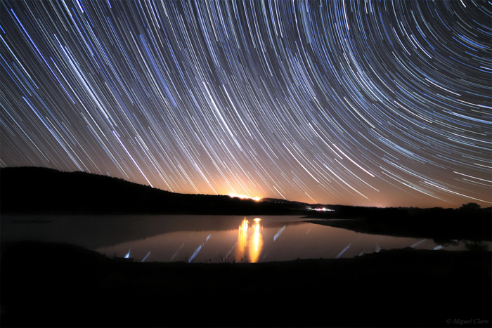 O céu sobre o lago Alqueva. (Foto: Miguel Claro ©)